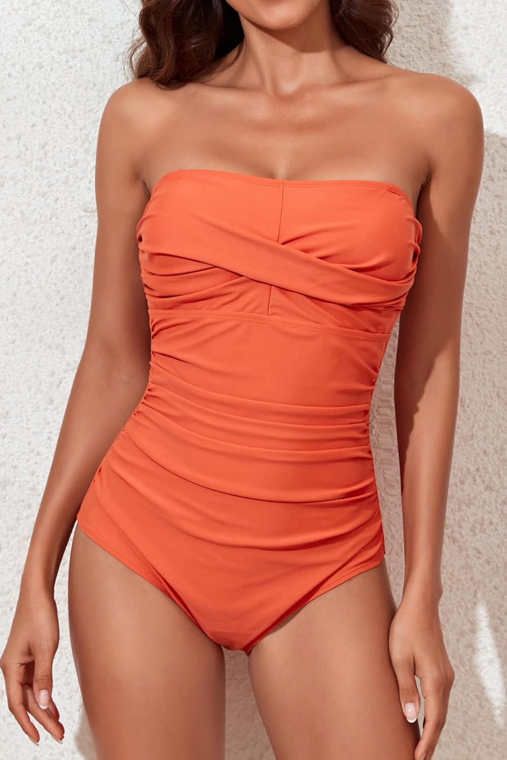 Costume da bagno senza spalline con ruches e controllo della pancia