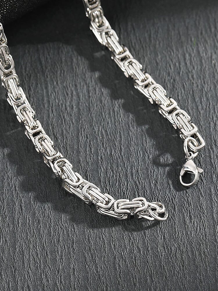 Collana con pendente a croce in stile gotico