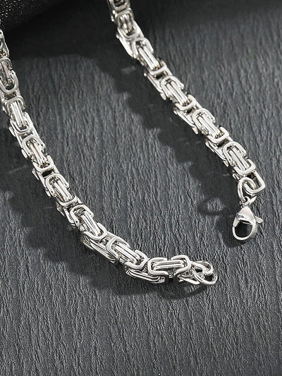 Collana con pendente a croce in stile gotico