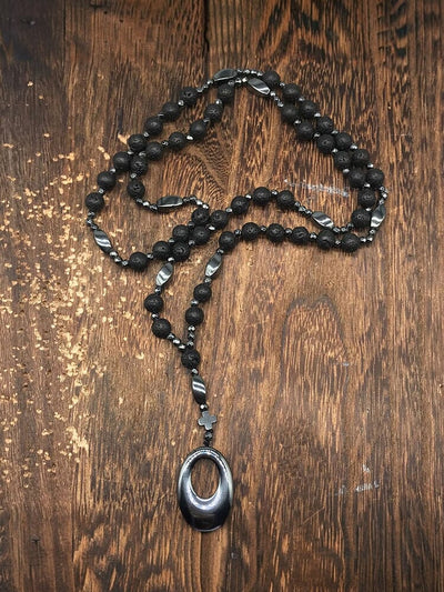 Collana con pendente a croce in pietra naturale